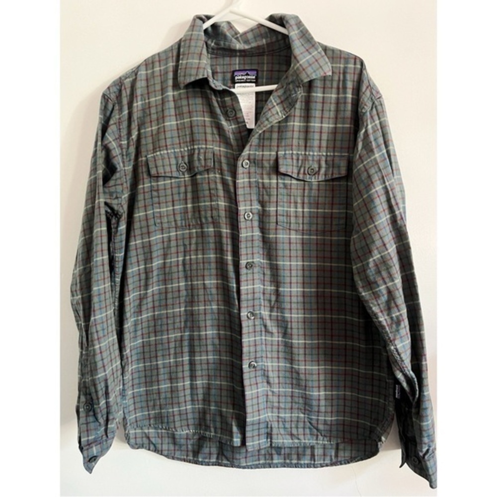 Patagonia • Men’s Grey Plaid Button Down Shirt